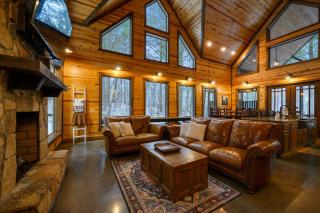 Logged Out-bunkroom-king suites-open space-hot tub - 4
