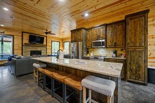 Moonshine Times - 3king 4queen perfect family and friends cabin firepit - Broken Bow - 9