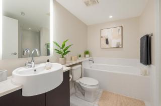 Designer 2 Bedroom Home in Central Urban Location - Vancouver - 2