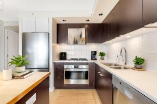 Designer 2 Bedroom Home in Central Urban Location - Vancouver - 3