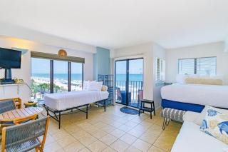 Cozy Third Floor Oceanfront Studio! Sleeps 4! Palace 304 - Myrtle Beach - 0