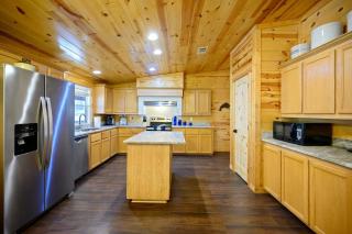 Outlaw Rose Cabin - Family Fun with Hot Tub - Broken Bow - 3