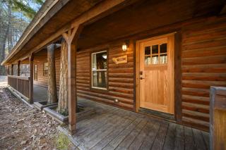 Outlaw Rose Cabin - Family Fun with Hot Tub - 0