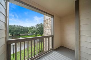 Houston Lakeside Living - 1