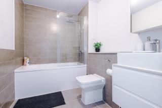 Spacious One Bedroom Apartment with Scenic View in Liverpool City Centre by Eason Stays, Ideal For Weekend Getaways & Business Travels - Free Parking - 1