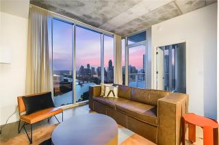 The Emma Penthouse: Modern 2BR Condo Steps from Rainey St. Lady Bird Lake - Austin - 8