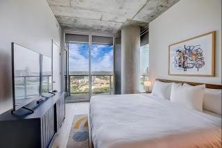 The Emma Penthouse: Modern 2BR Condo Steps from Rainey St. Lady Bird Lake - Austin - 7