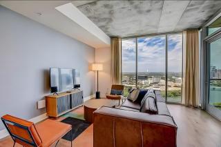 The Emma Penthouse: Modern 2BR Condo Steps from Rainey St. Lady Bird Lake - Austin - 4