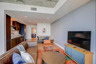 The Emma Penthouse: Modern 2BR Condo Steps from Rainey St. Lady Bird Lake - Austin - 3