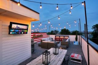 Rooftop Deck & Shuffleboard BBQ Near Downtown - 6