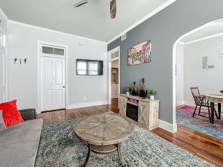 Cozy Quiet St Augustine Private Condo - 2bed, 1 bath, Sleeps 6, Steps to Historic St Augustine Center & All Tourist Attractions, Restaurants, Cafes, Backyard, Porch - 3