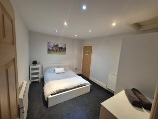 Spacious 2 bed appartment next to BAE with spa bath - 6