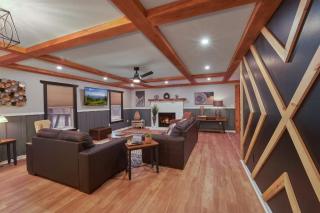 A Smoky Luxe Retreat - Hot Tub Soaks, Games & Movie Nights - 3