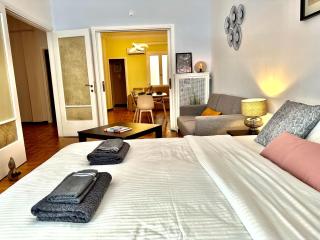 New Renovated Chic 3BR Apartment Close to National Archaeological Museum - Athen - 8