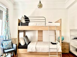 New Renovated Chic 3BR Apartment Close to National Archaeological Museum - Athen - 6