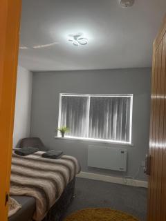 Stylish Central Home Sleeps 5 Free Parking & Patio - 8