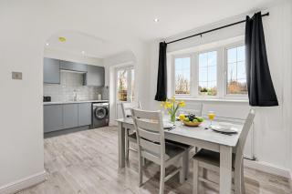 Parkland 3-Bedroom, 5 Beds, Walk to Metro, Tesco, Lidl, Near Airport Sleep 7 - Wythenshawe - 1