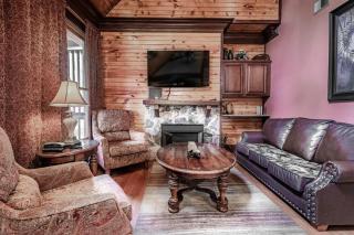 FamilyCozyHideawayPoolTableGrill - Pigeon Forge - 0