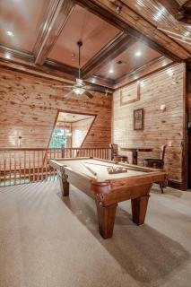 FamilyCozyHideawayPoolTableGrill - 8