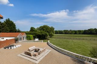 Merry Lakes - Luxury Lakeside Escape with Pool - Just 30 Minutes from London - Hutton - 3