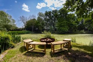 Merry Lakes - Luxury Lakeside Escape with Pool - Just 30 Minutes from London - Hutton - 4