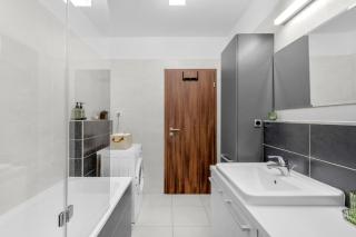 Premium Apartment with Balcony and Parking - Bratislava - 2