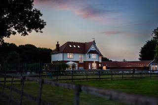 Merry Lakes - Luxury Lakeside Escape with Pool - Just 30 Minutes from London - Hutton - 0