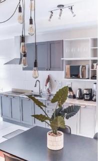 Gleba com ar-condicionado na sala e quarto, sacada e piscina - Londrina - 2