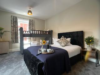 Llangollen High Street Sleeps 12 - 6