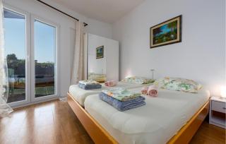 3 Bedroom Awesome Home In Vrsi - 6
