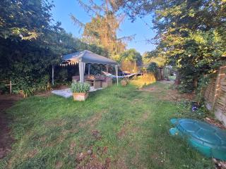 CABIN in hosts huge garden CHILD FRIENDLY with Hens Cats firepit Marshmallows Pool - 9