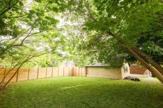 Tranquil Retreat 5BR House With 3 Bath and Backyard, Located Minutes Away From The Falls - 7