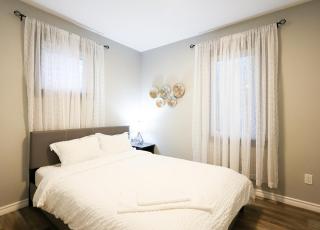 Tranquil Retreat 5BR House With 3 Bath and Backyard, Located Minutes Away From The Falls - Niagara Falls - 2