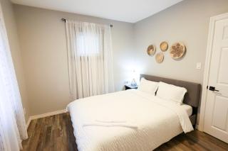 Tranquil Retreat 5BR House With 3 Bath and Backyard, Located Minutes Away From The Falls - Niagara Falls - 1