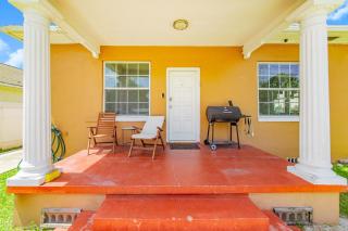 Cozy 3BR with Workspaces and Laundry - Tampa - 7