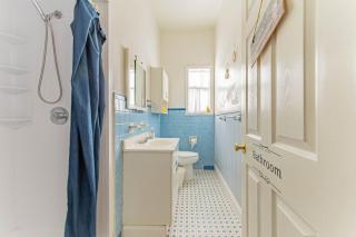 Cozy 3BR with Workspaces and Laundry - Tampa - 4