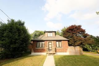 Tranquil Retreat 5BR House With 3 Bath and Backyard, Located Minutes Away From The Falls - Niagara Falls - 0