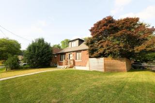 Tranquil Retreat 5BR House With 3 Bath and Backyard, Located Minutes Away From The Falls - Niagara Falls - 9