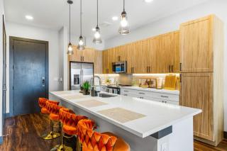 12 Min to Downtown Balcony Apt with Free Parking - Austin - 0