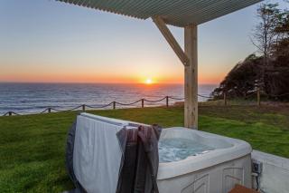 Dolphin by OceanviewHotTubs Oceanfront Shelter Cove Tesla - Shelter Cove - 6