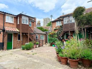 Elegant Southwold Retreat, Sleeps 8, Prime Location - Southwold - 7