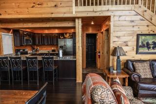 4BR Cabin, Mountain View, Hot Tub, and Deck! - Pigeon Forge - 8