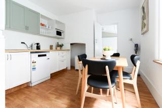 Charming Townhouse Steps Away from Shops - Launceston - 2