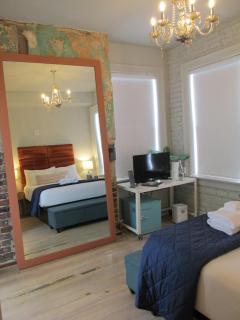 Queen Suite 3rd Floor Downtown Sleeps 2 - 9