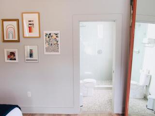 Queen Suite 3rd Floor Downtown Sleeps 2 - Savannah - 1