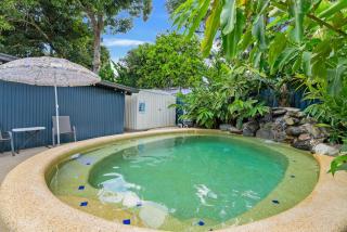 Tropicana Cottage - Eclectic Poolside Haven near CBD - Edge Hill - 6