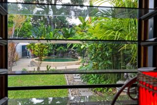 Tropicana Cottage - Eclectic Poolside Haven near CBD - Edge Hill - 4