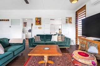 Tropicana Cottage - Eclectic Poolside Haven near CBD - Edge Hill - 2