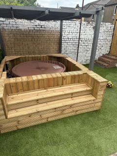 4 Bed House with Garden and Hot Tub - Near City Centre - Cardiff - 1