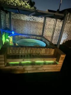 4BDR House By Homesy Short Lets & Serviced Accommodation Cardiff With Garden & Hot Tub - Cardiff - 1